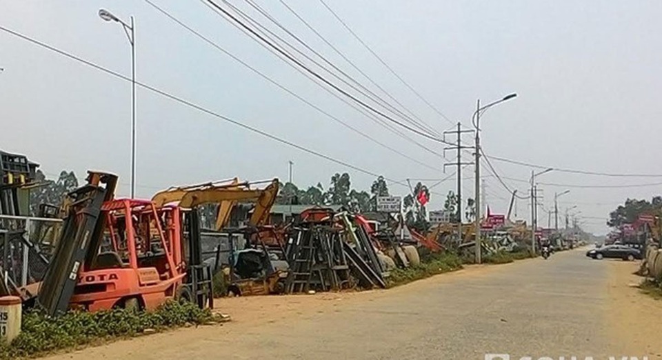 Đại gia làng buôn máy bay, bom đạn: Chuyện khó tin ở Việt Nam - 5
Hàng trăm chiếc máy cẩu đang nằm ở công xưởng mổ xe.
