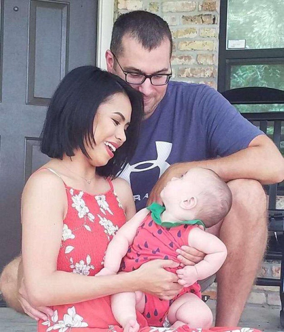 Lên cơn đau đẻ vẫn cố trang điểm đủ 14 bước để "đẹp mọi lúc mọi nơi" - 8 Hiện tại, bé Olivia đã được 6 tháng tuổi và Jarrell vẫn không quên làm đẹp cho mình