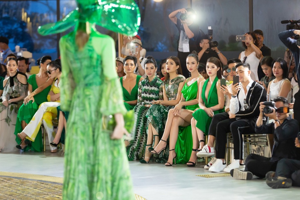 Người đẹp Vũ Ngọc Anh nổi bật với chiếc đầm xẻ cao bất tận, phô diễn gần trọn đôi chân dài miên man.