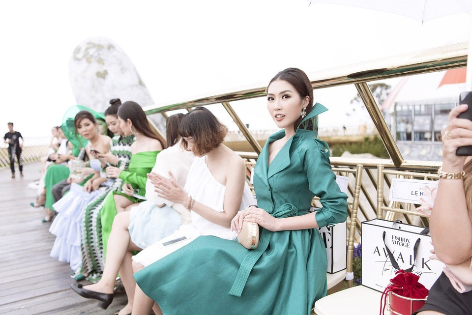 Hoa hậu Tường Linh thanh lịch và cổ điển trong chiếc đầm xanh.