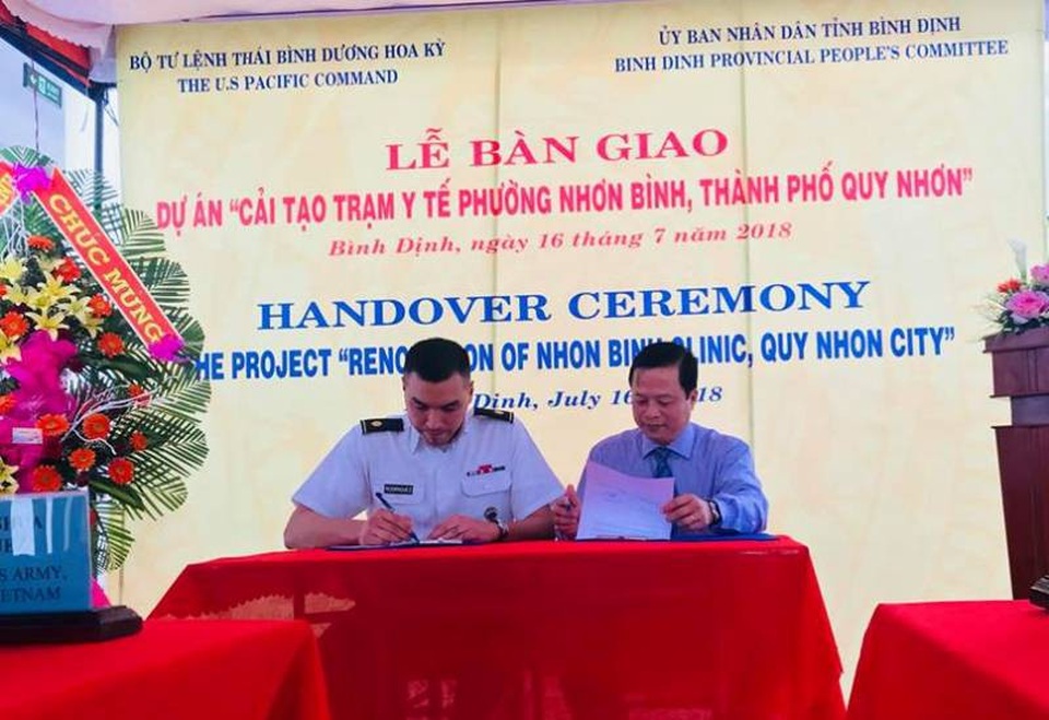 Hoa kỳ bàn giao Dự án cải tạo Trạm Y tế trị giá hơn 257 nghìn USD - 1 Phó Chủ tịch UBND tỉnh Nguyễn Tuấn Thanh (bên phải) và đại diện Văn phòng Hợp tác quốc phòng, Đại sứ quán Hoa Kỳ tại Việt Nam và Bộ Tư lệnh Thái Bình Dương ký biên bản bàn giao, tiếp nhận công trình.