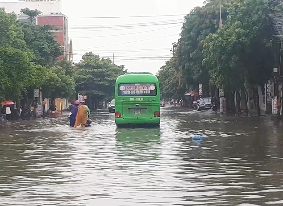 Đường phố biến thành sông sau trận mưa lớn kéo dài - 9