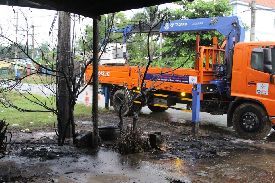 
Khắc phục hậu quả vụ nổ trạm biến áp.
