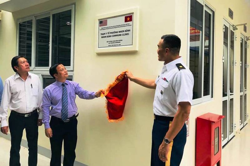 Hoa kỳ bàn giao Dự án cải tạo Trạm Y tế trị giá hơn 257 nghìn USD - 2 Lãnh đạo tỉnh Bình Định cùng đại diện Văn phòng Hợp tác quốc phòng, Đại sứ quán Hoa Kỳ tại Việt Nam và Bộ Tư lệnh Thái Bình Dương thực hiện nghi thức kéo biển tên công trình.