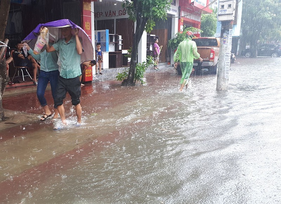 
Nước dâng ngập cả vỉa hè.
