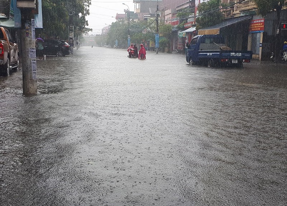 Nước ngập sâu trên đường Hải Thượng Lãn Ông