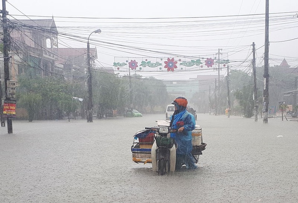 
Phương tiện chết máy khiến người đi đường di chuyển khó khăn, bì bõm lội nước.

