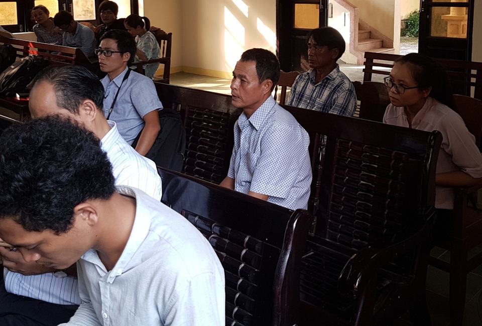 Vụ tàu vỏ thép nằm bờ: Công ty đóng tàu cũng kiện ngư dân - 2 Ông Trần Văn Liên nhiều lần đi hầu tòa nhưng vụ việc vẫn chưa có hồi kết