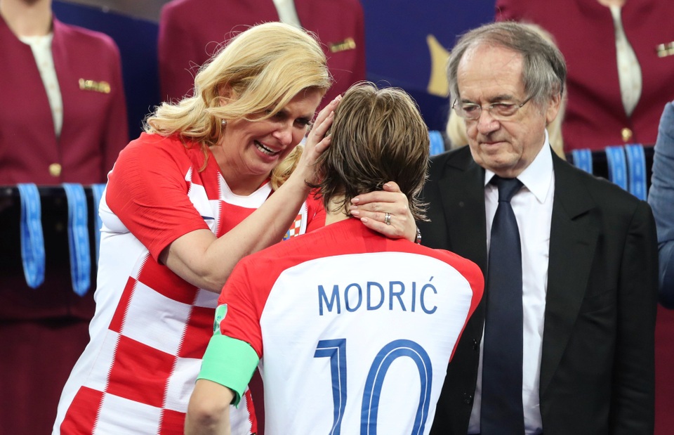 Nữ Tổng thống mê bóng đá “tiếp lửa” cho đội tuyển Croatia - 6 Bà Grabar-Kitarovic gạt nước mắt của cầu thủ mang áo số 10 Modric (Ảnh: Reuters)