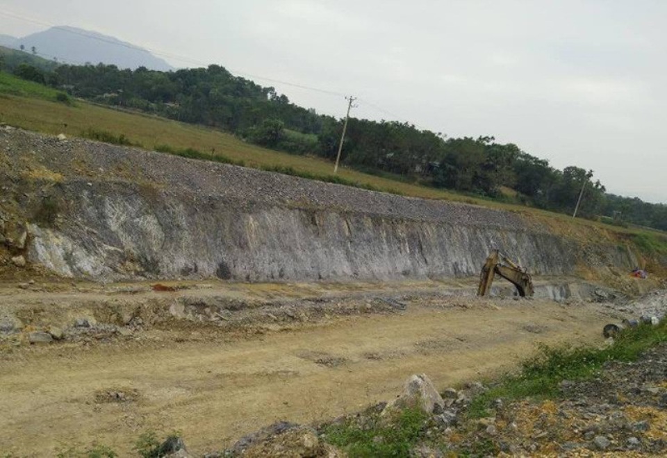 Đề nghị xử lý Công ty Sông Đà 25 vì liên tục chậm tiến độ dự án - 2 Trong quá trình thi công kênh, thuộc gói thầu XD22, một số vị trí phải tiến hành nổ mìn phá đá, làm ảnh hưởng đến tài sản, vật kiến trúc của nhân dân trong khu vực