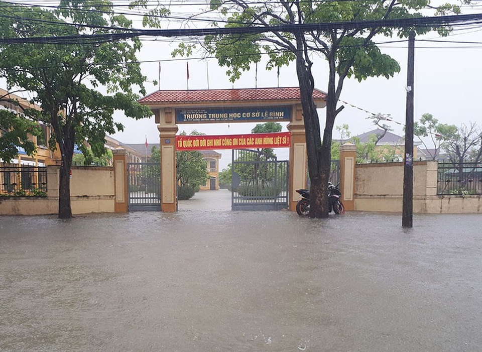 
Nhiều cơ quan, trường học ngập lênh láng.
