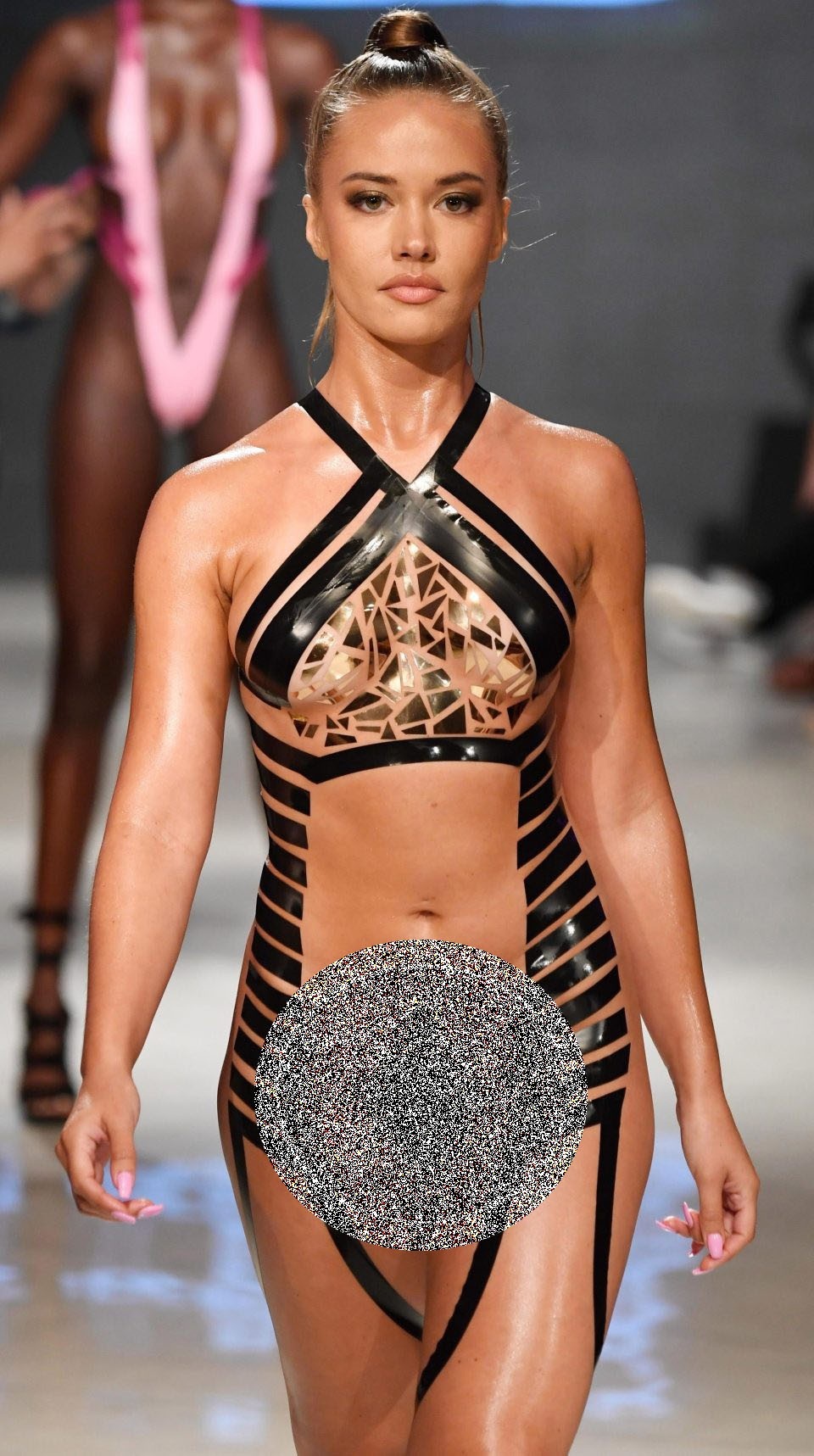 Sửng sốt với mốt đồ bơi... băng keo - 3