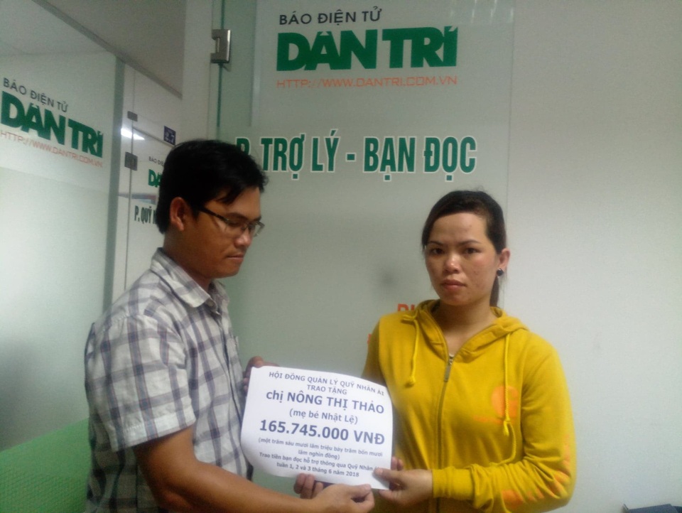 Hơn 165 triệu đồng đến với bé Nhật Lệ - 1 Trao quà nhân ái đến với gia đình bé Nhật Lệ