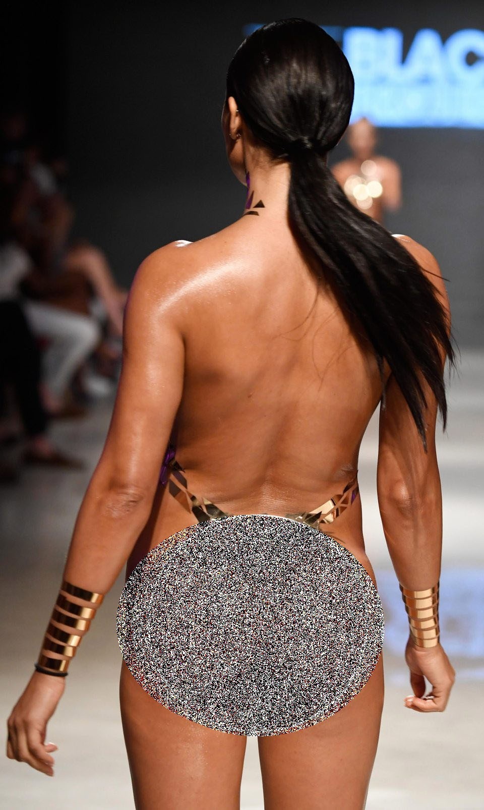 Tất cả những chi tiết của bộ đồ bơi đều được làm từ băng keo