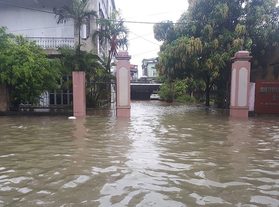 Đường phố biến thành sông sau trận mưa lớn kéo dài - 11