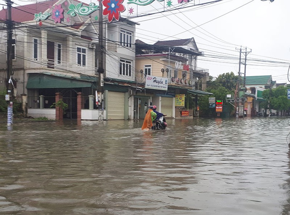 Đường phố biến thành sông sau trận mưa lớn kéo dài - 5