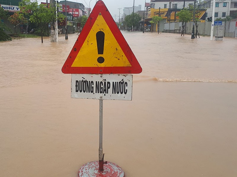 Một số tuyến ngập quá sâu, lực lượng chức năng phải đặt biển cảnh báo.