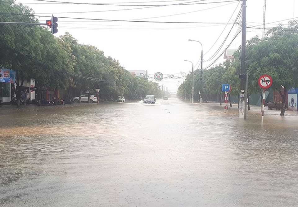 Tại đường Nguyễn Du có đoạn nước ngập đến 60cm, các phương tiện đều cố gắng tránh tuyến đường này.