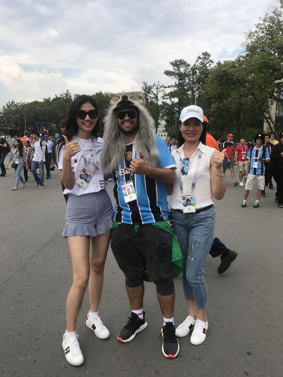 Á hậu Thanh Tú bất ngờ xuất hiện tại Nga, cổ vũ cho Pháp - 3 Á hậu Thanh Tú bất ngờ xuất hiện tại Nga, cổ vũ cho Pháp - 3