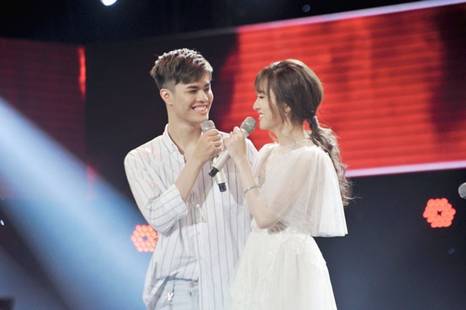 Hết rưng rưng khóc; Noo Phước Thịnh lại chắp tay “lạy” thí sinh - 7 Cặp An Duy- Mỹ Hằng cũng có phần thi nhiều cảm xúc.