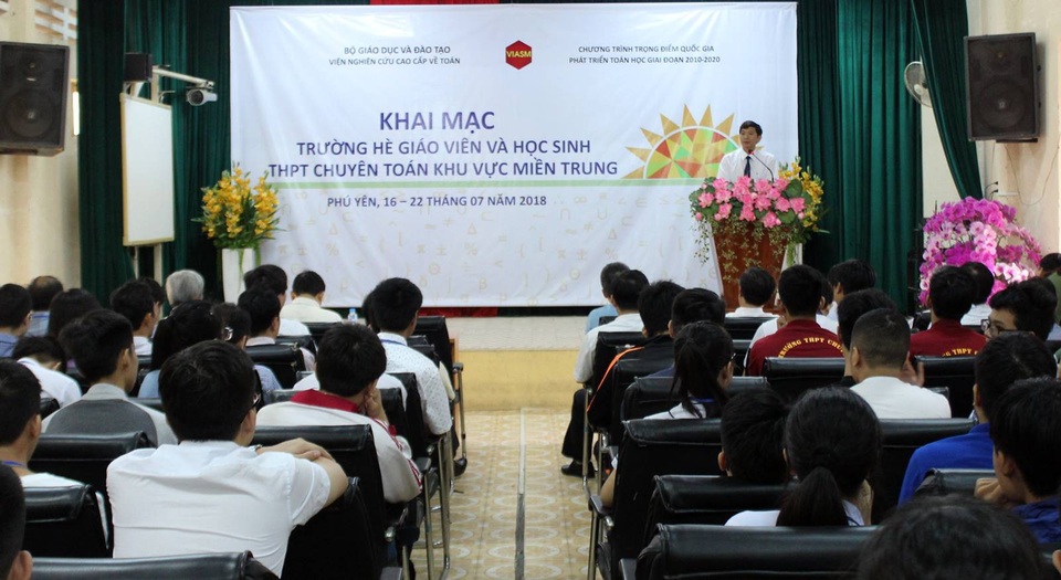 GS Ngô Bảo Châu: “Học Toán không chỉ để thi đạt điểm cao, mà là niềm vui khám phá sáng tạo” - 1
Lớp hè Toán học khu vực miền Trung được tổ chức tại trường chuyên Lương Văn Chánh (Phú Yên) từ ngày 16 - 22/7/2018.