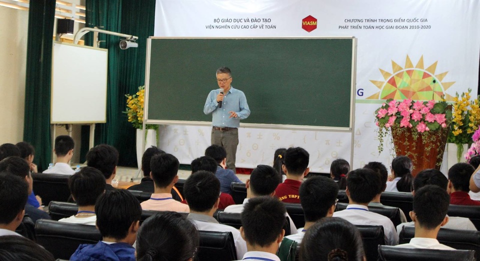 GS Ngô Bảo Châu: “Học Toán không chỉ để thi đạt điểm cao, mà là niềm vui khám phá sáng tạo” - 2
Theo GS Ngô Bảo Châu, muốn học toán tốt, chúng ta phải xây dựng mỗi bài toán thành 1 câu chuyện