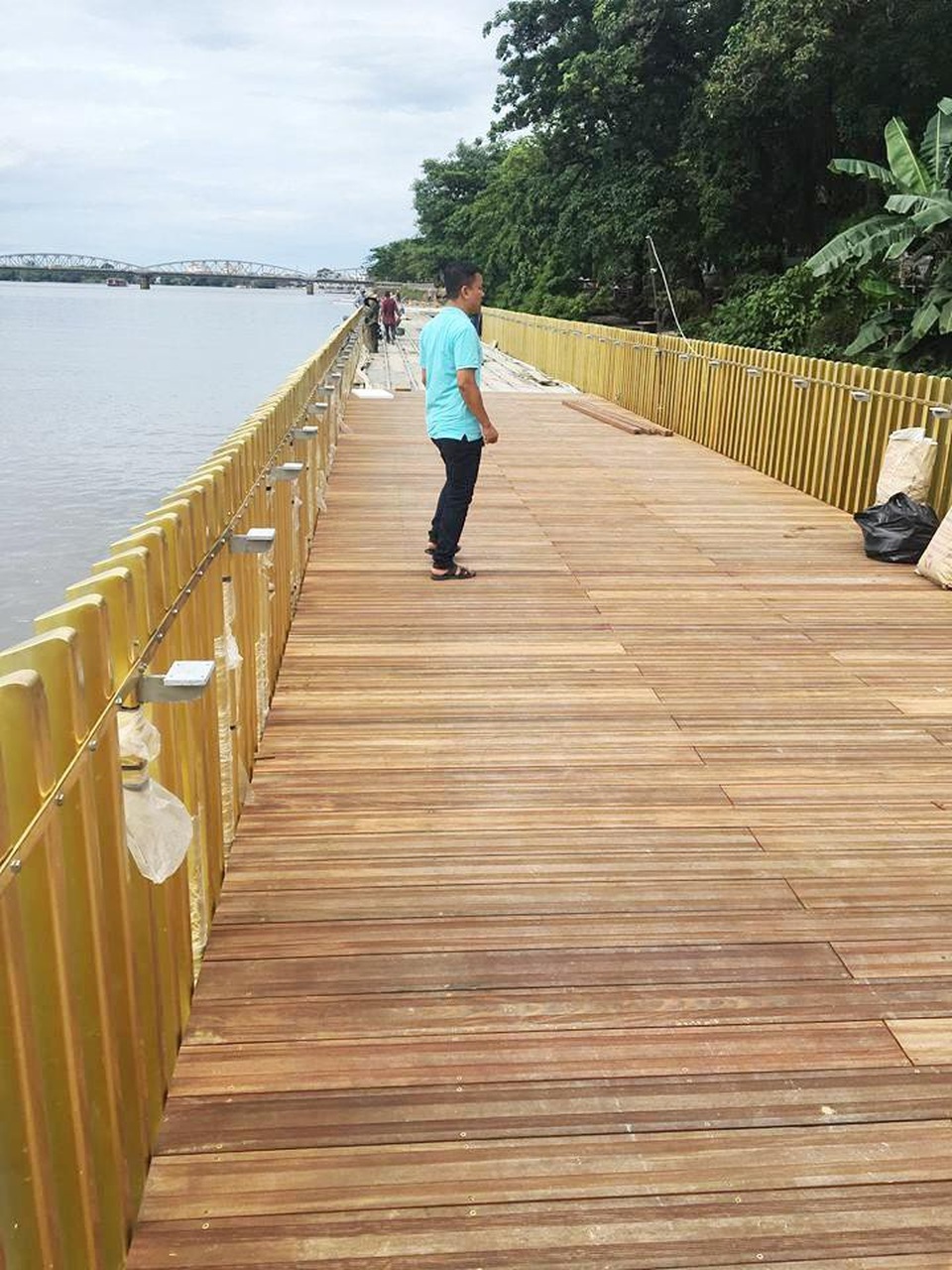 Huế: Sắp có con đường gỗ lim bên sông Hương - 1 Đường đi bộ lát gỗ lim - điểm nhấn độc đáo tại TP Huế đang gấp rút hoàn thành