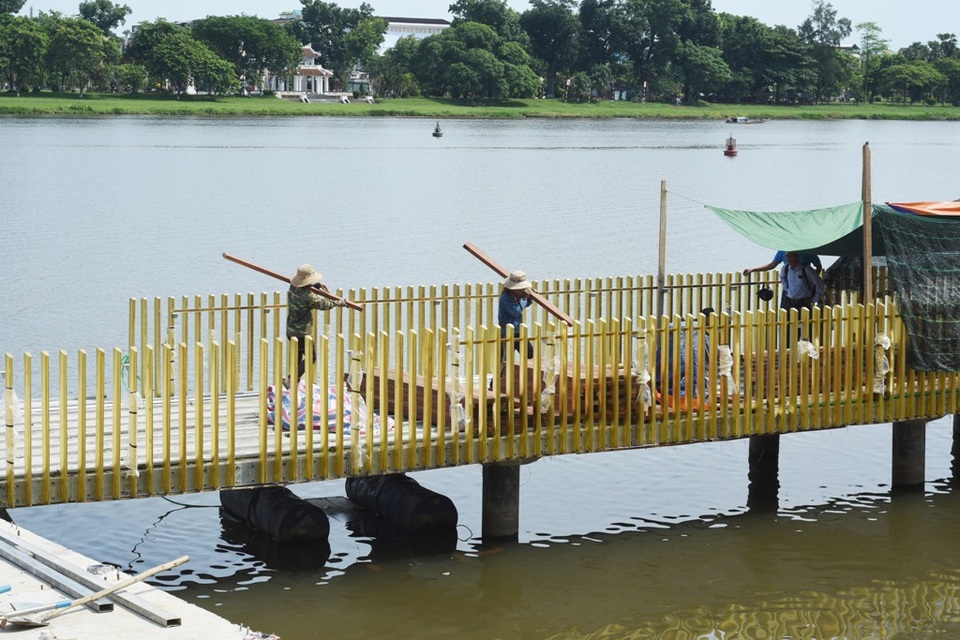 Huế: Sắp có con đường gỗ lim bên sông Hương - 7 Con đường đi bộ lát gỗ lim có tổng diện tích 2.438m2, tổng chí phí trên 5,7 tỷ đồng sẽ tạo thêm một điểm nhấn cho Huế