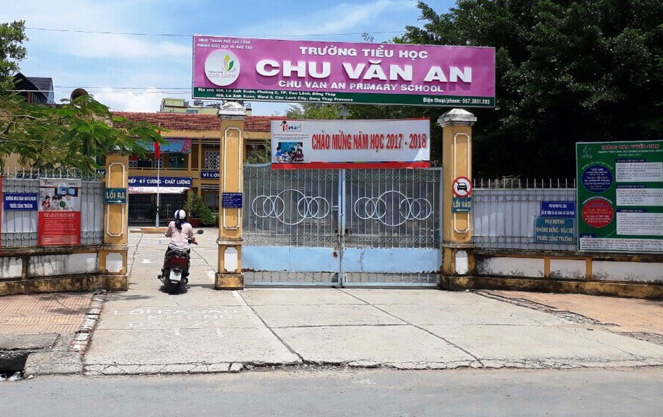 Đồng Tháp: Tuyển sinh trực tuyến khỏi lo chạy trường, chạy lớp - 2
BGH trường tiểu học Chu Văn An, Lê Văn Tám và Lê Quý Đôn, cho biết, các phụ huynh rất hài lòng khi nhờ thấy internet xét tuyển vào lớp 1. Ngoài ra, đối với các phụ huynh không có điều kiện đăng ký trục tuyến, 3 điểm trường này, nhà trường bố trí máy vi tính và cán bộ sẵn sàng hỗ trợ phụ huynh đến đăng ký trực tuyến tại trường.