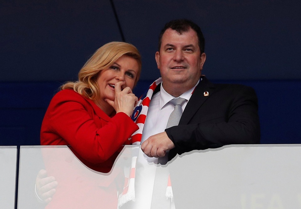 Nữ Tổng thống mê bóng đá “tiếp lửa” cho đội tuyển Croatia - 3 Tổng thống Croatia đứng cạnh chồng khi theo dõi trận chung kết Croatia - Pháp tại Nga (Ảnh: Reuters)