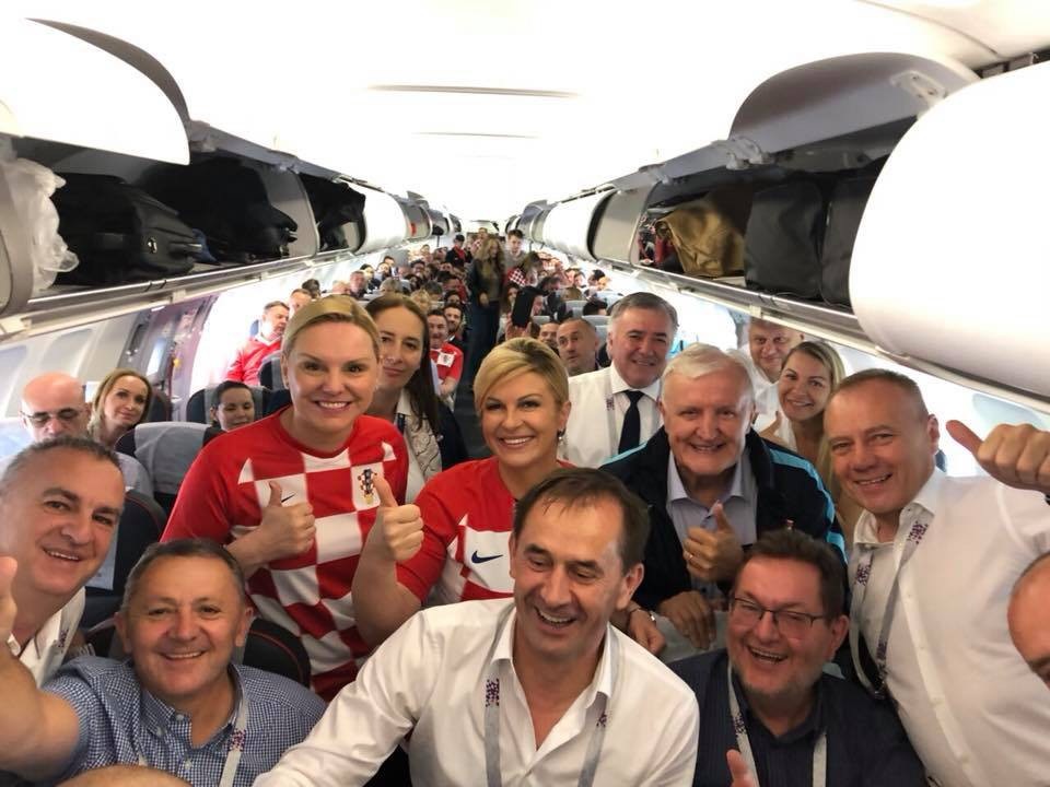 Nữ Tổng thống mê bóng đá “tiếp lửa” cho đội tuyển Croatia - 4 Grabar-Kitarovic đi cùng máy bay với các cổ động viên Croatia tới Nga cổ vũ cho đội nhà (Ảnh: Facebook)