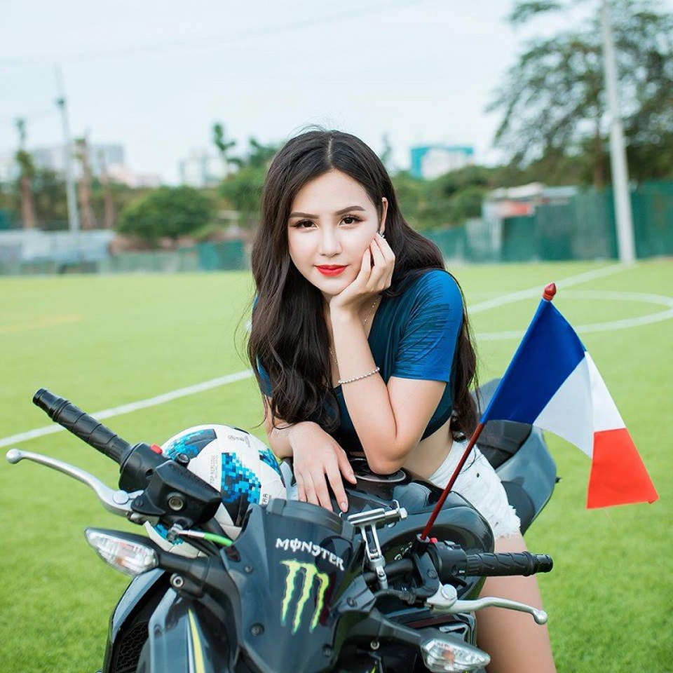 Hai nữ cổ động xinh đẹp cho Pháp và Croatia ăn mừng chiến thắng World Cup - 2 Đội tuyển Pháp lọt vào chung kết, suốt một hành trình dài luôn thấy Đặng Ngân chia sẻ và cập nhật những hình ảnh cổ vũ cho đội tuyển, thể hiện tình yêu và niềm vui tột độ.