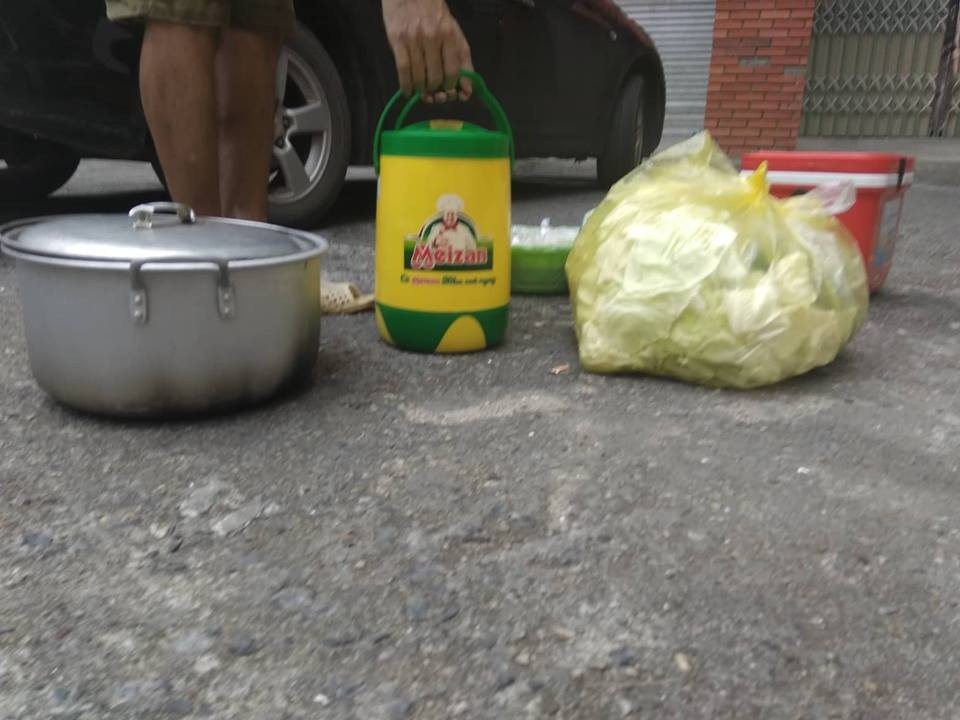 Vụ điểm thi "cao bất thường" ở Hà Giang: Căng thẳng, gấp rút rà soát khâu chấm thi - 4 Vận chuyển thức ăn từ bên ngoài vào bằng thùng giữ nhiệt.