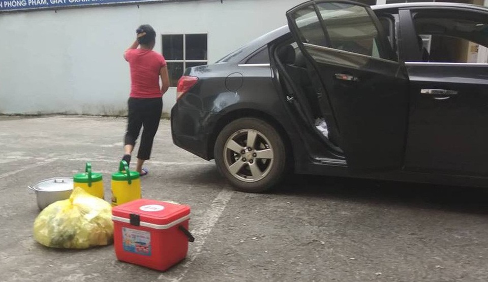 Vụ điểm thi "cao bất thường" ở Hà Giang: Căng thẳng, gấp rút rà soát khâu chấm thi - 3 Vận chuyển đồ ăn thức uống vào Sở GD&ĐT bằng ô tô để phục vụ đoàn kiểm tra, rà soát.