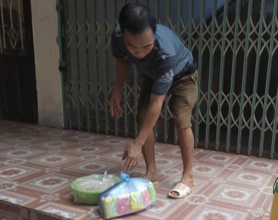 Vụ điểm thi "cao bất thường" ở Hà Giang: Căng thẳng, gấp rút rà soát khâu chấm thi - 6 Giấy ăn, thức ăn... được nhân viên vận chuyển từ bên ngoài vào có giám sát của lực lượng an ninh.