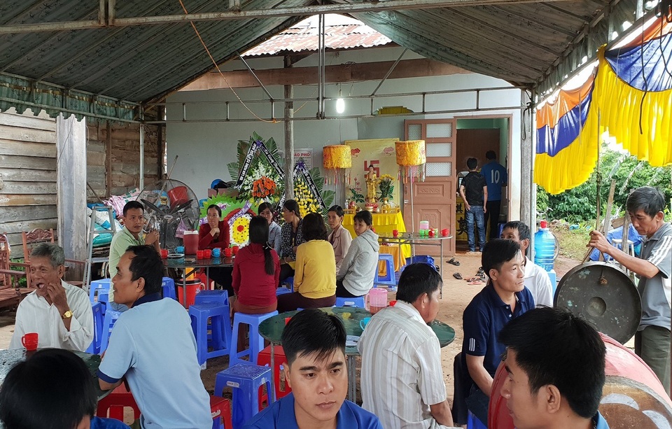 Ô tô tông chết 2 nữ sinh: Uớc mơ vỡ vụn dưới bánh xe “điên” - 1
Lễ tang của 2 nữ sinh.