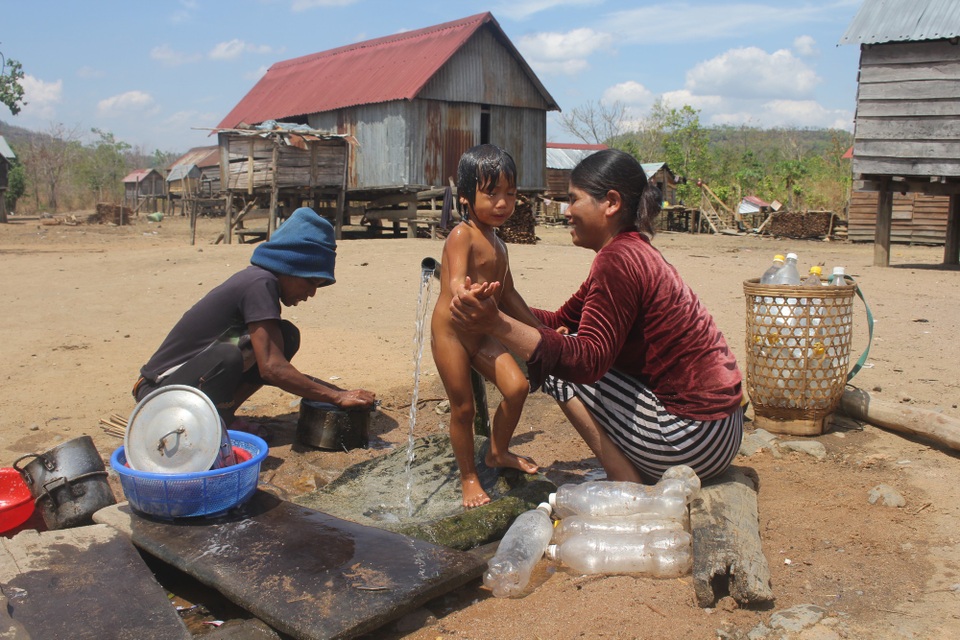 Ngôi làng “nhiều không”, nơi người dân không biết chữ và... không biết tuổi - 5
Bà con mong chính quyền sớm có những quyết sách giúp bà con