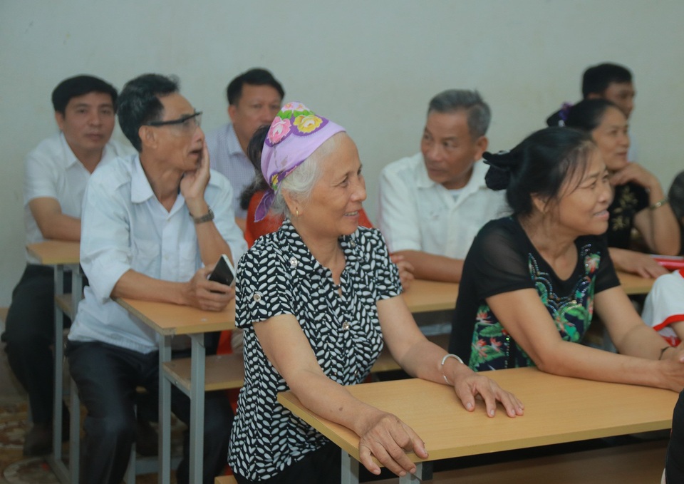 Thầy cô nghẹn ngào trong lễ tri ân của học trò sau gần 20 năm