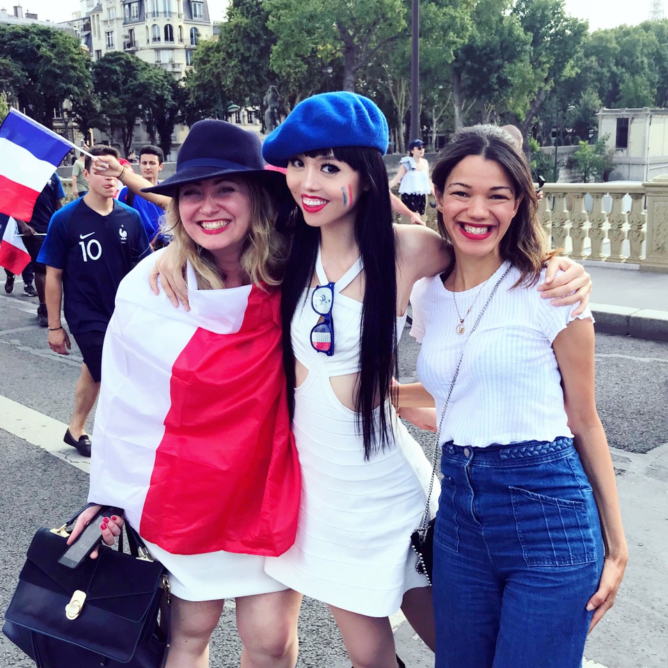 2 siêu mẫu gốc Việt hoà cùng biển người ăn mừng chiến thắng của đội tuyển Pháp - 12 Ai nấy đều hồ hởi phấn chấn.