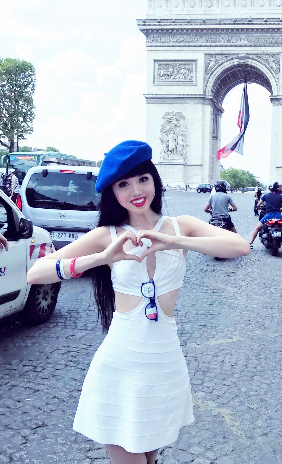 2 siêu mẫu gốc Việt hoà cùng biển người ăn mừng chiến thắng của đội tuyển Pháp - 13 Jessica Minh Anh sinh năm 1983, cô là người mẫu, doanh nhân, nhà sản xuất chương trình thời trang.