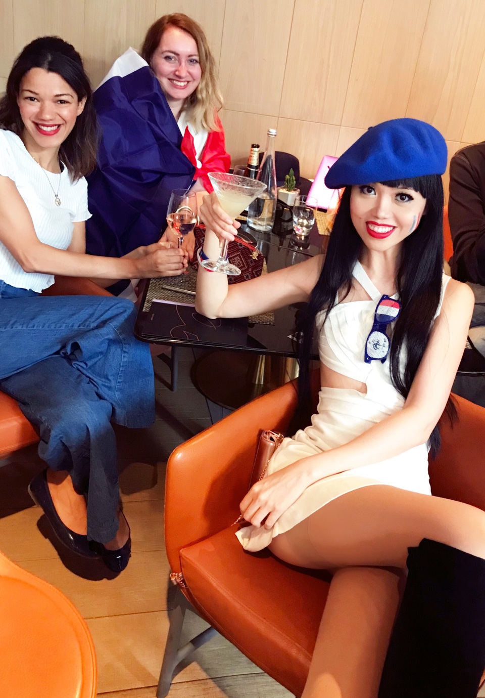2 siêu mẫu gốc Việt hoà cùng biển người ăn mừng chiến thắng của đội tuyển Pháp - 15 Cô được kênh CNN ưu ái gọi với cái tên “siêu mẫu biến thế giới thành sàn diễn của mình”.