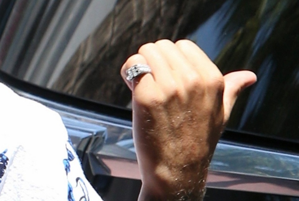 
Justin khoe chiếc nhẫn đính hôn mà bạn gái tặng anh.
