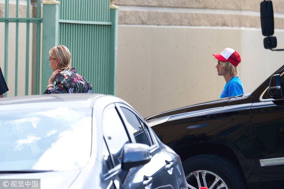 
Đôi tình nhân trẻ không nói gì với nhau nhưng cử chỉ rất ngọt ngào, ân cần.
