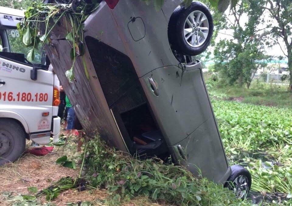 
Chiếc xe ô tô được người dân trục vớt lên bờ
