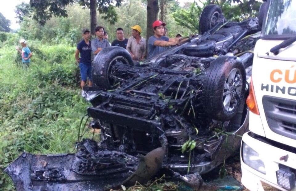 Xe "liệng" vào nhà dân tông chết người rồi cắm đầu xuống kênh - 2