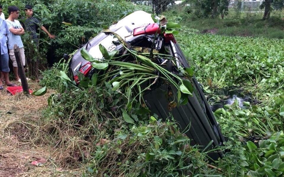 Chiếc xe cắm đầu xuống kênh sau khi tông chết người