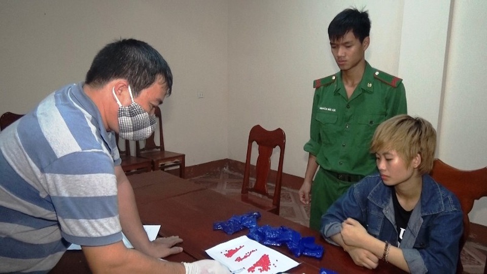 Bắt thiếu nữ 17 tuổi cùng đồng bọn vận chuyển hàng ngàn viên ma túy - 1 Đối tượng Ly cùng tang vật của vụ án