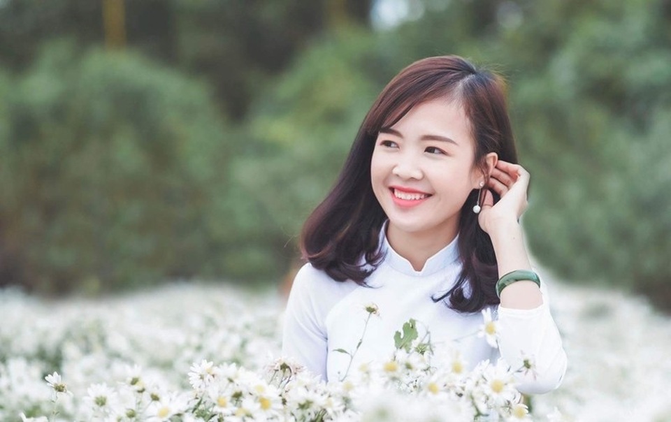 Mạnh mẽ hay yếu đuối là lựa chọn của mỗi người - 1 Em chọn cách mỉm cười đi qua ngày bão giông của cuộc đời... (Ảnh minh họa: Yến)