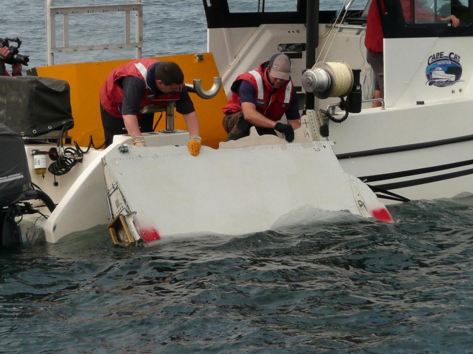 Phát hiện manh mối mới về vụ mất tích MH370 - 3
Mảnh vỡ nghi là cánh của MH370 được tìm thấy năm 2015. (Ảnh: Reuters)
