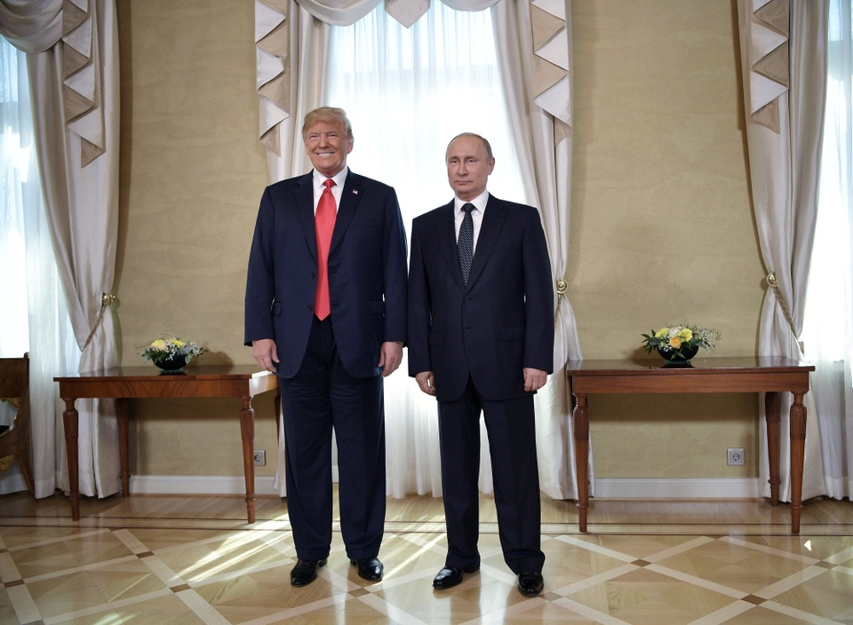 Tổng thống Trump - Putin bắt tay thân mật tại hội nghị thượng đỉnh đầu tiên - 12
Tổng thống Trump tươi cười trong bức ảnh chụp chung với Tổng thống Putin. Hai nhà lãnh đạo cũng dành khoảng thời gian họp kín, chỉ có các thông dịch viên được tham gia cùng.